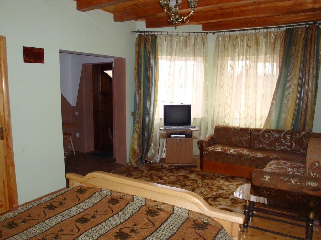 Vyshenka Guest House Yaremche Room photo