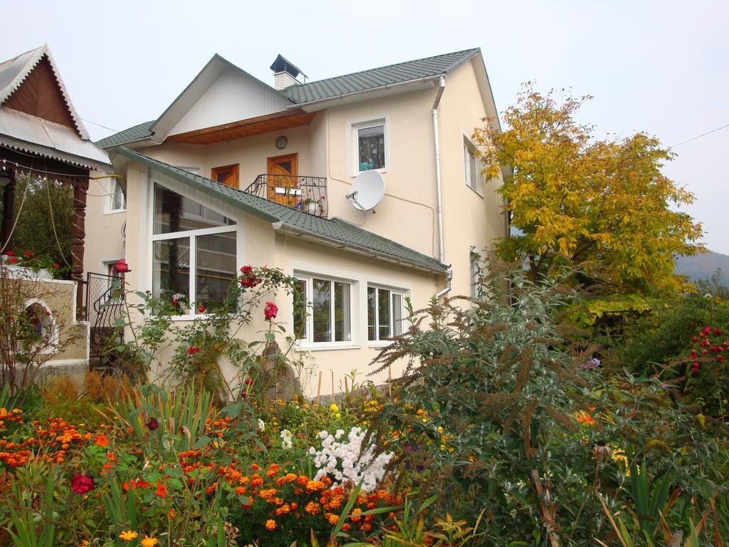 Vyshenka Guest House Yaremche Exterior photo