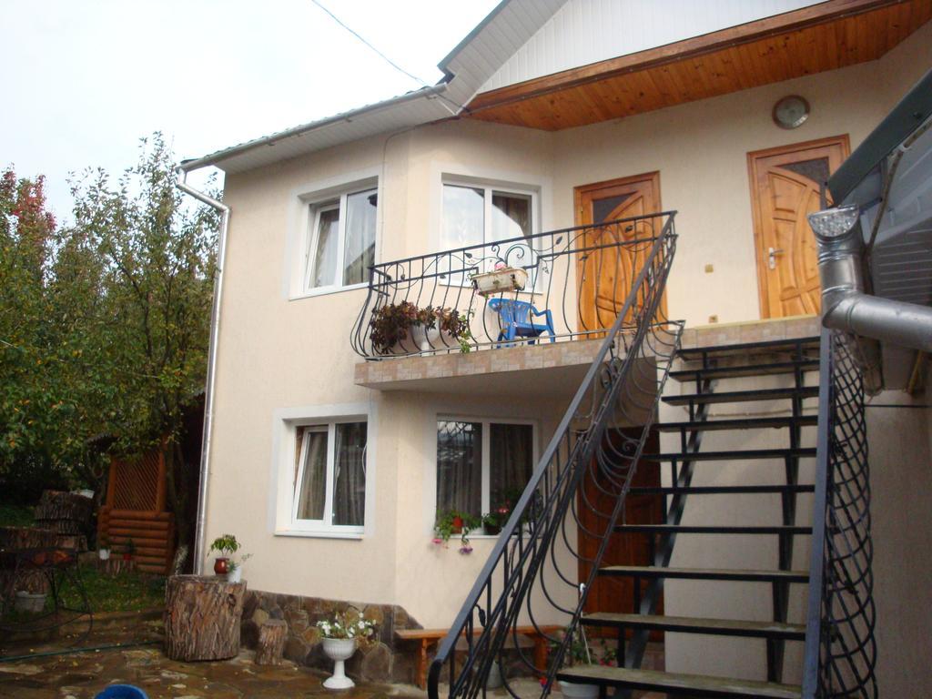Vyshenka Guest House Yaremche Exterior photo