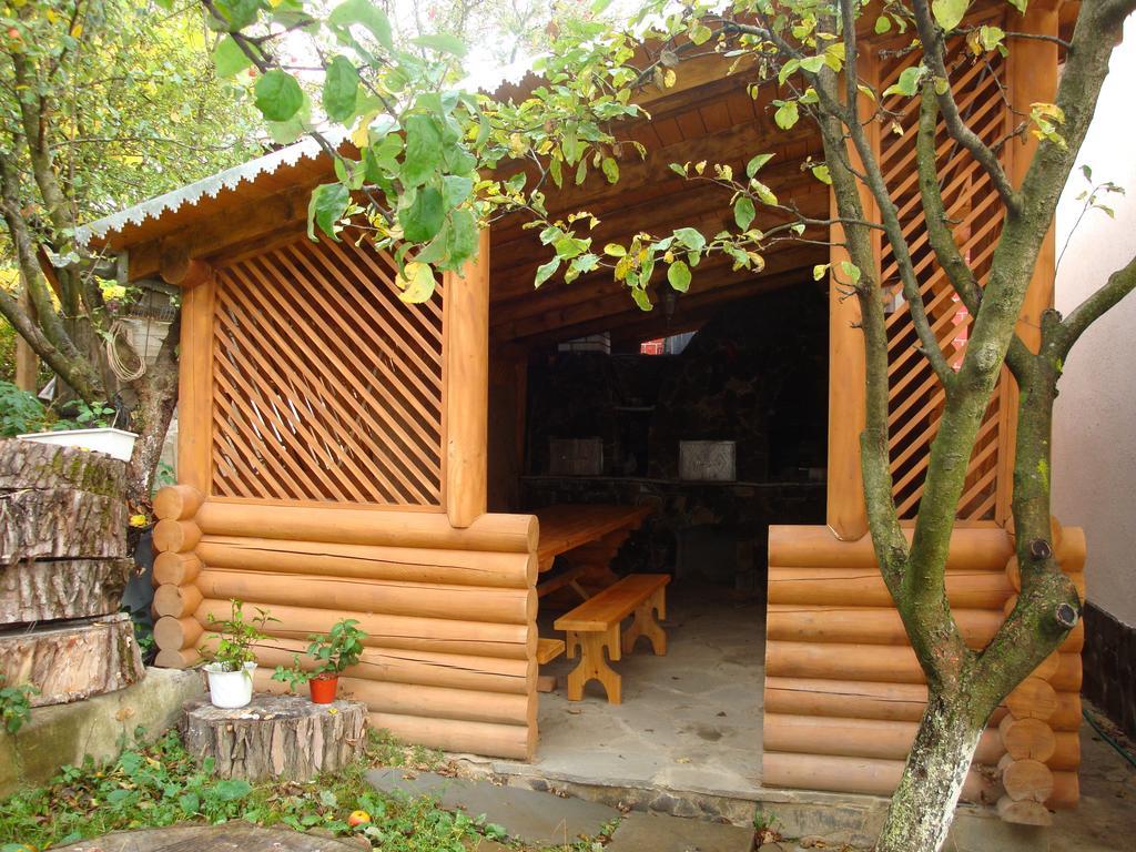 Vyshenka Guest House Yaremche Exterior photo